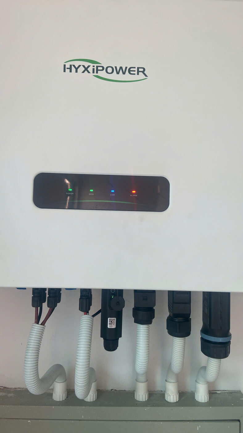 Biến tần HYXiPOWER lắp hoàn thiện trên tường, dây đi trong ống luồn gọn gàng