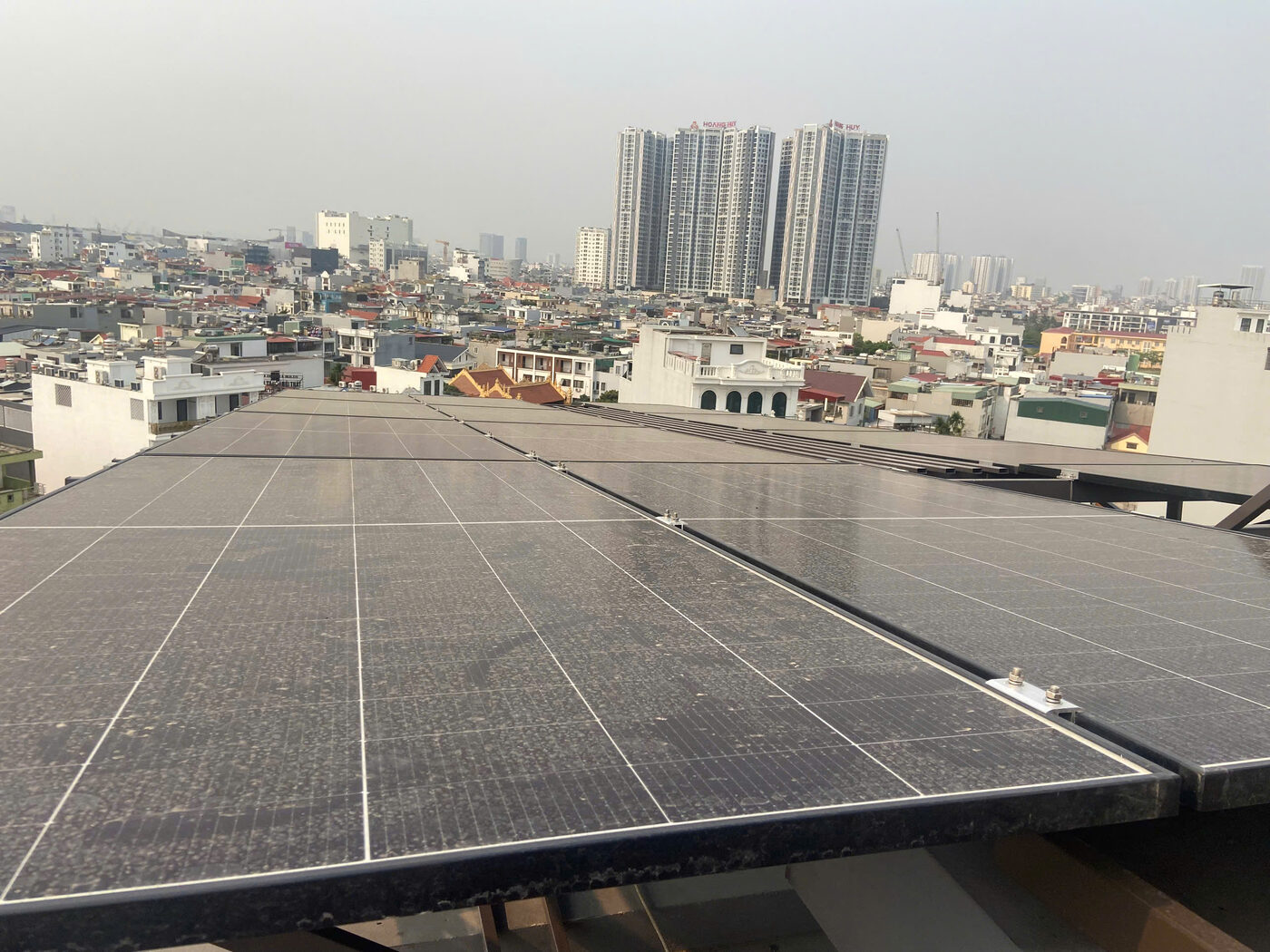 Dàn tấm pin điện mặt trời trên mái nhà phố Hải Phòng nhìn ra thành phố