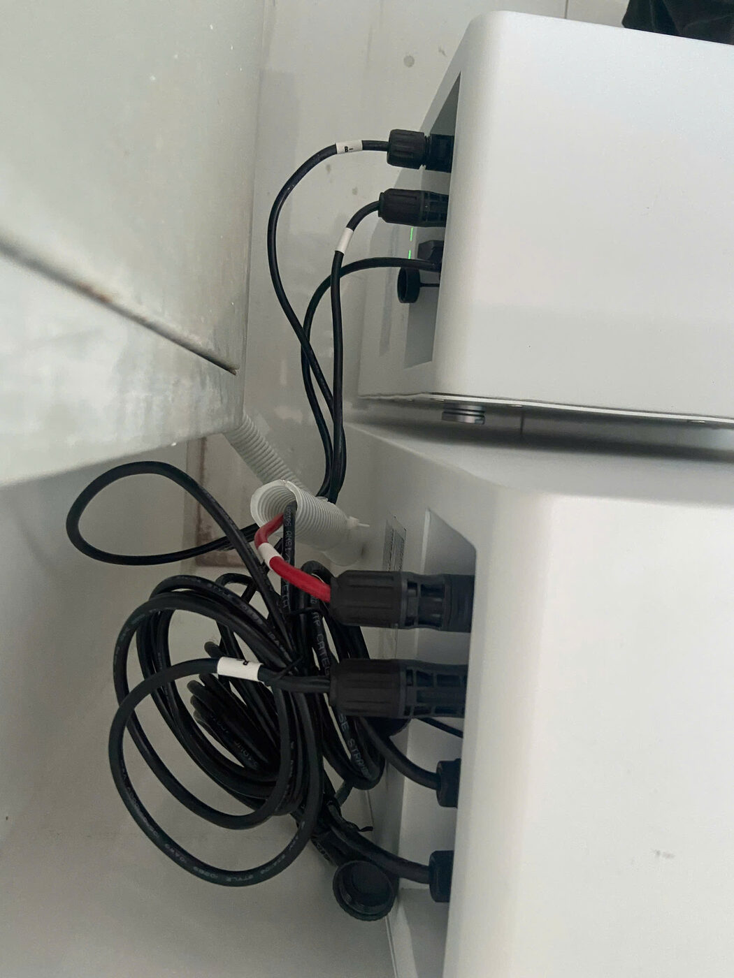 Đấu nối dây DC vào biến tần tại công trình TMT Solar