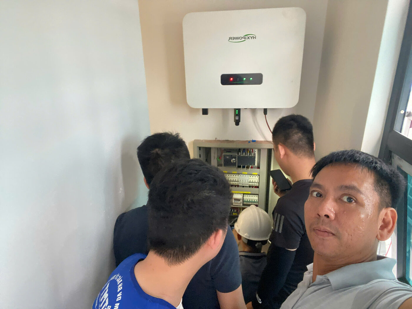 Đội kỹ thuật TMT nghiệm thu biến tần và tủ điện sau khi lắp xong