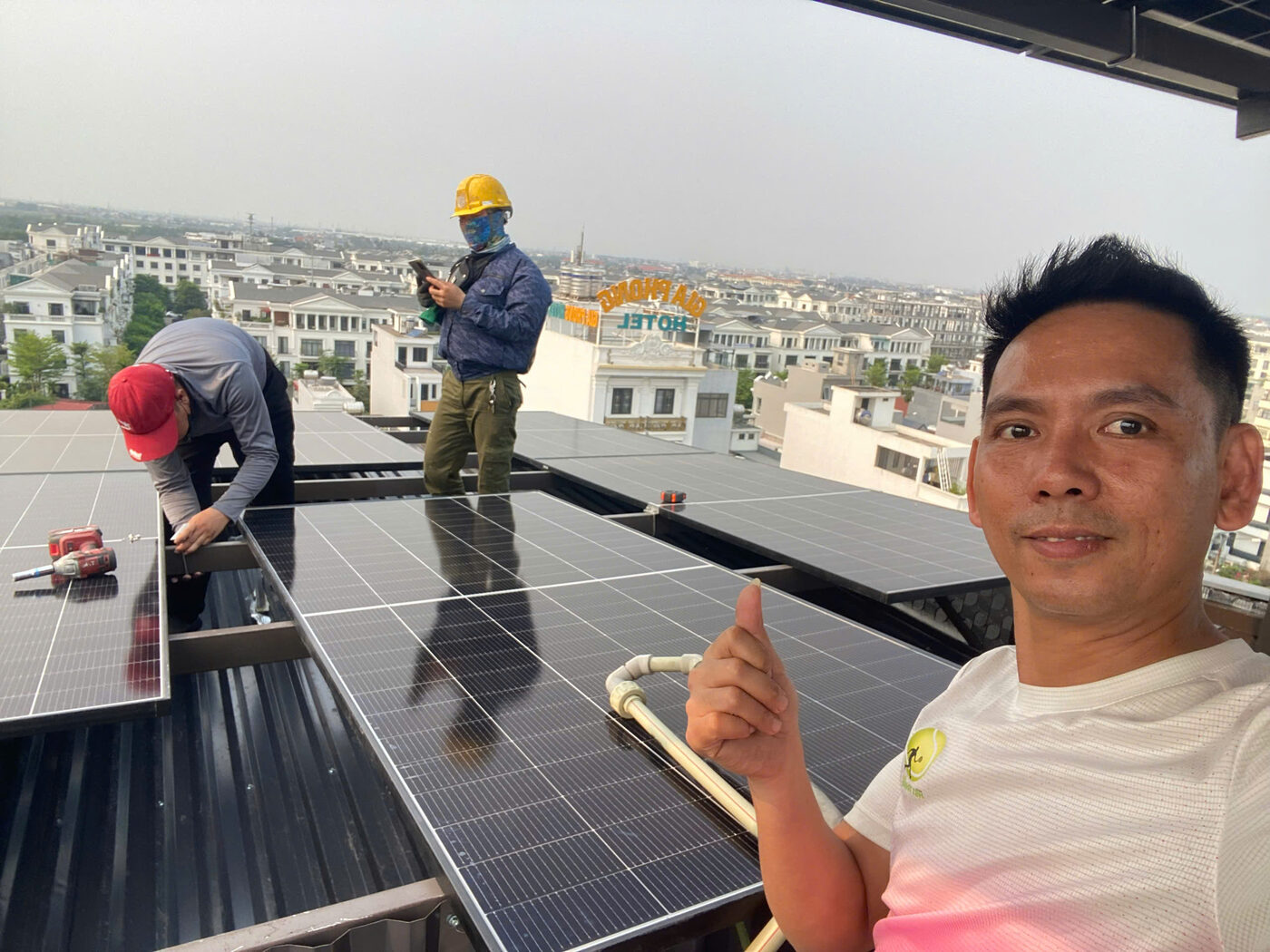 Đội thợ TMT thi công tấm pin trên mái nhà tại Hải Phòng