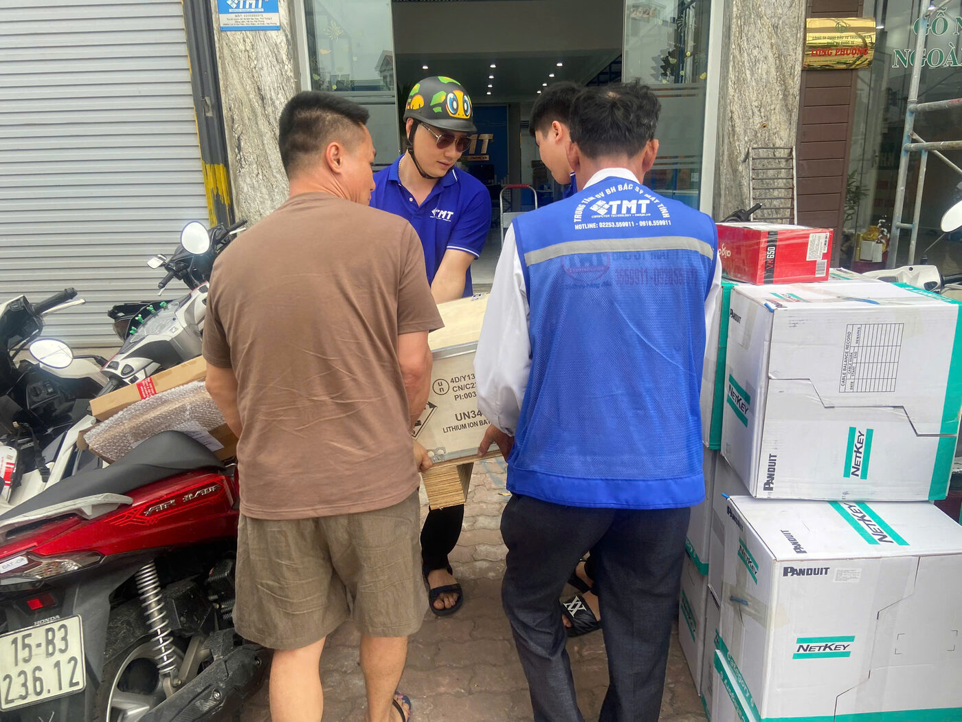 Đội kỹ thuật TMT áo xanh vận chuyển thiết bị điện mặt trời tới công trình