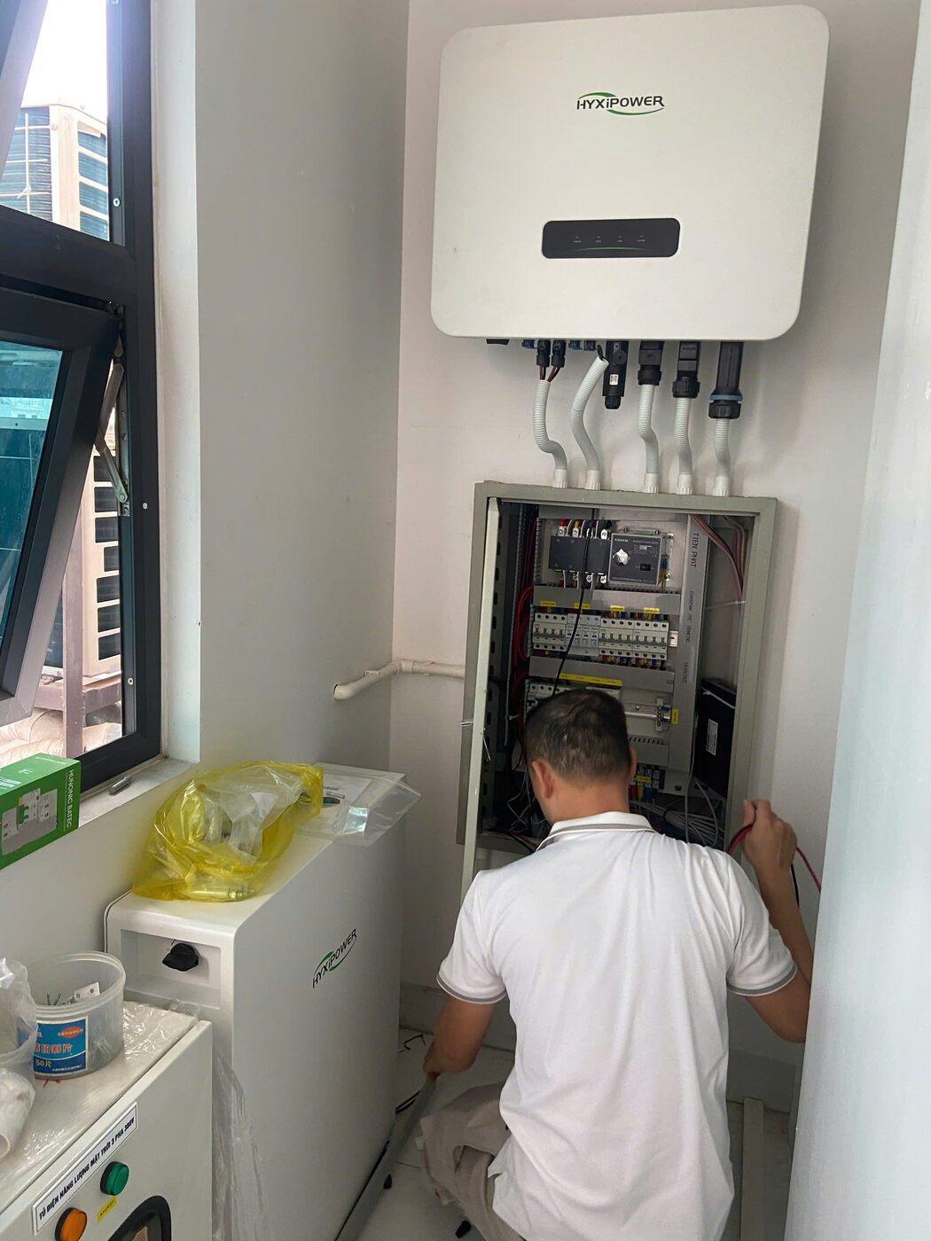 Kỹ thuật viên TMT đấu nối tủ điện đóng ngắt bảo vệ cho hệ điện mặt trời