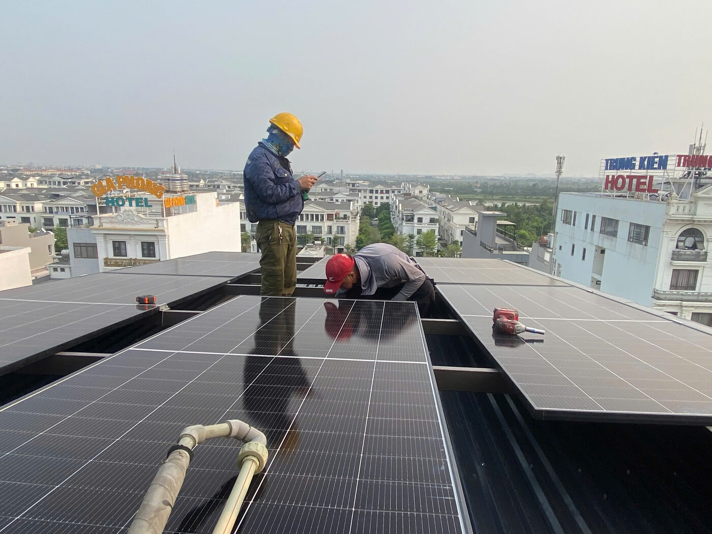 Thi công lắp tấm pin lên khung giá đỡ trên mái nhà Hải Phòng
