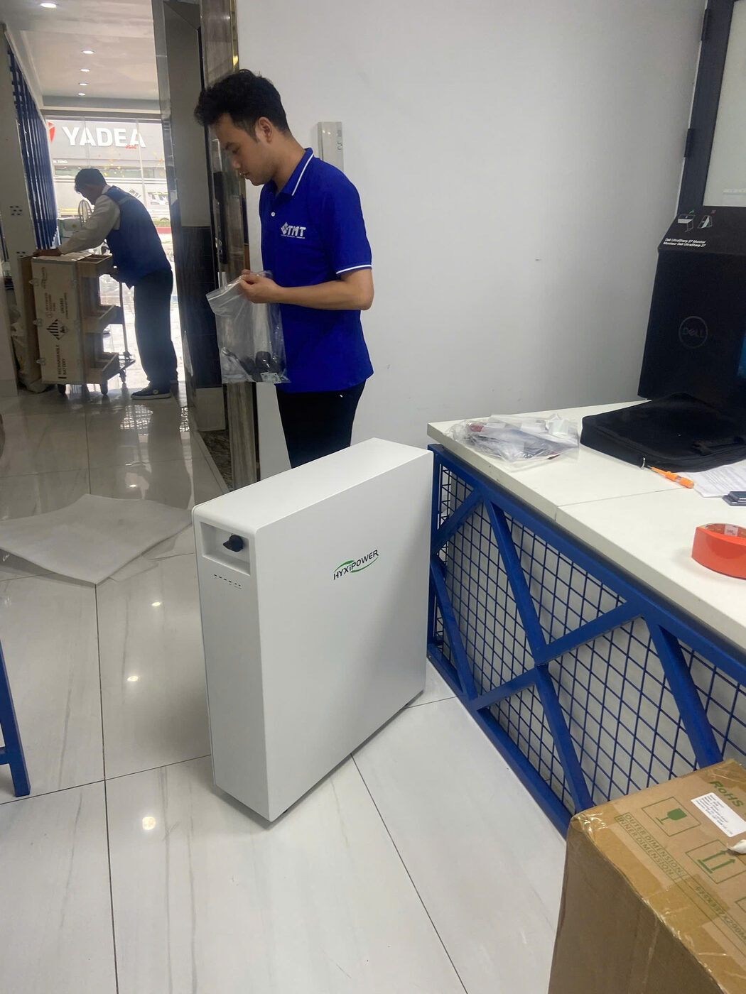 Nhân viên TMT kiểm tra pin lưu trữ tại kho trước khi giao công trình
