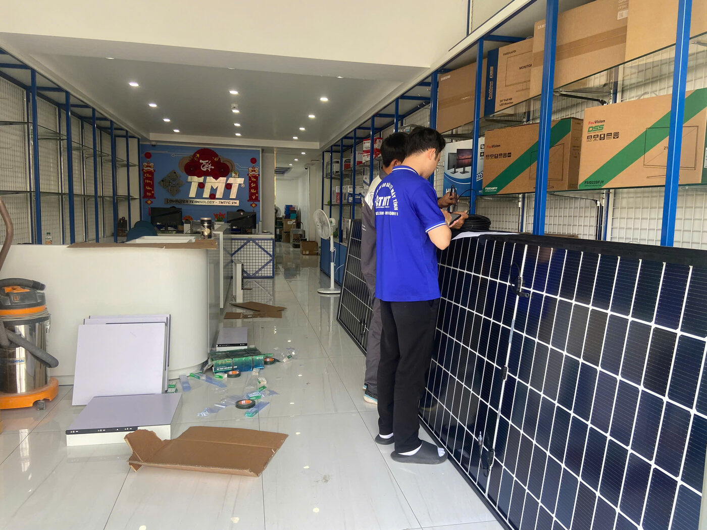Showroom TMT Hải Phòng trưng bày tấm pin năng lượng mặt trời