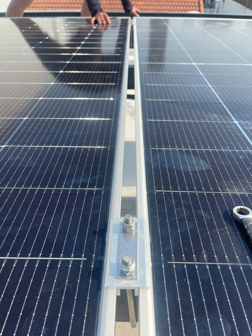Cận cảnh tấm pin Mono Bifacial lắp trên khung nhôm