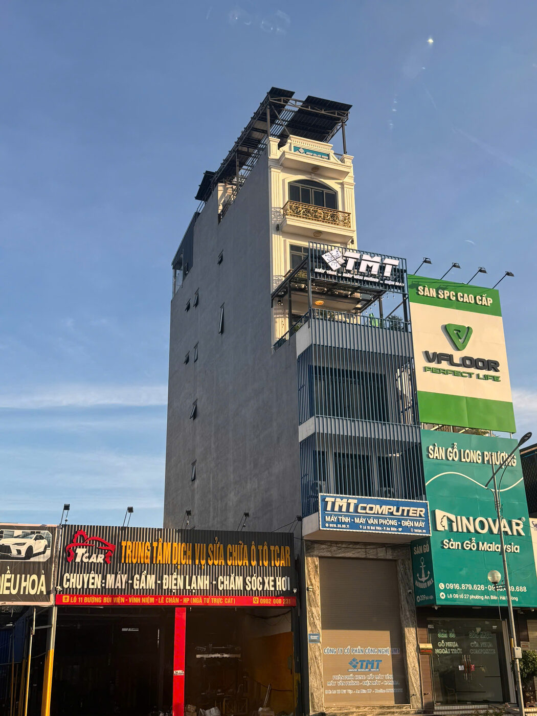 Toà nhà TMT Computer tại Lô 10 Bùi Viện, Hải Phòng — có dàn điện mặt trời trên mái
