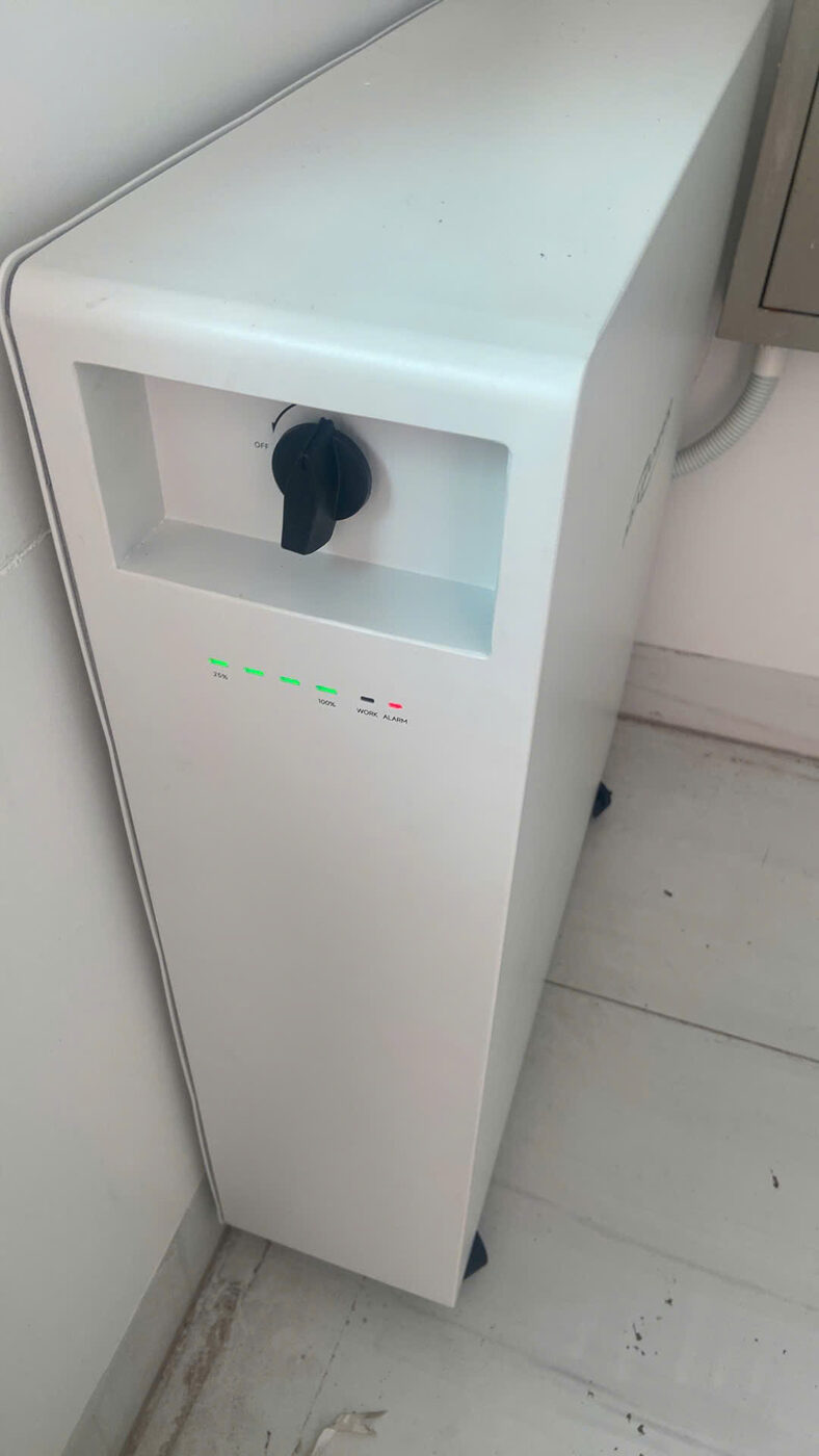 Tủ pin lưu trữ lắp cạnh biến tần trong nhà